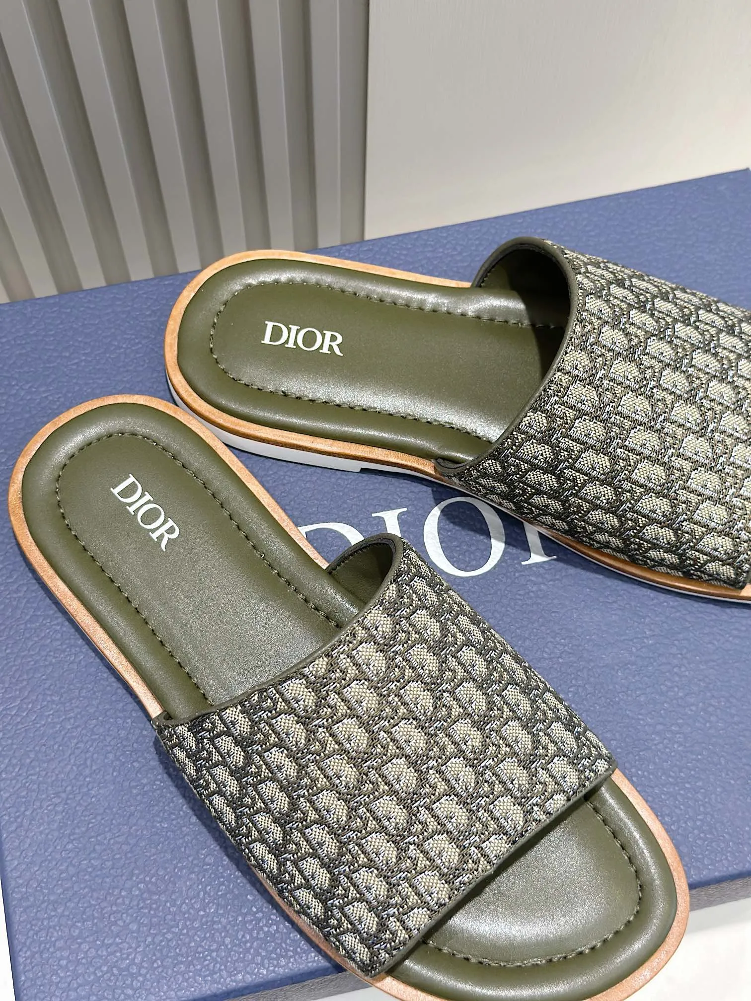 P320 [DIOR] Size 39-44 (38.45 custom-made) 2024ss Dior’s latest men’s slippers are a must-have. Dior Alias ​​Men's Genuine Leather Slippers This summer new Alias ​​sandal embodies a casual and elegant style. Carefully crafted from grained cow leather and Oblique printed fabric, with cowhide lining! Cross-strap design with metal-clad brass CD Diamond logo. The imported cowhide leather and rubber sole adds sophistication and comfort, while Oblique print-effect anti-slip panels add style.